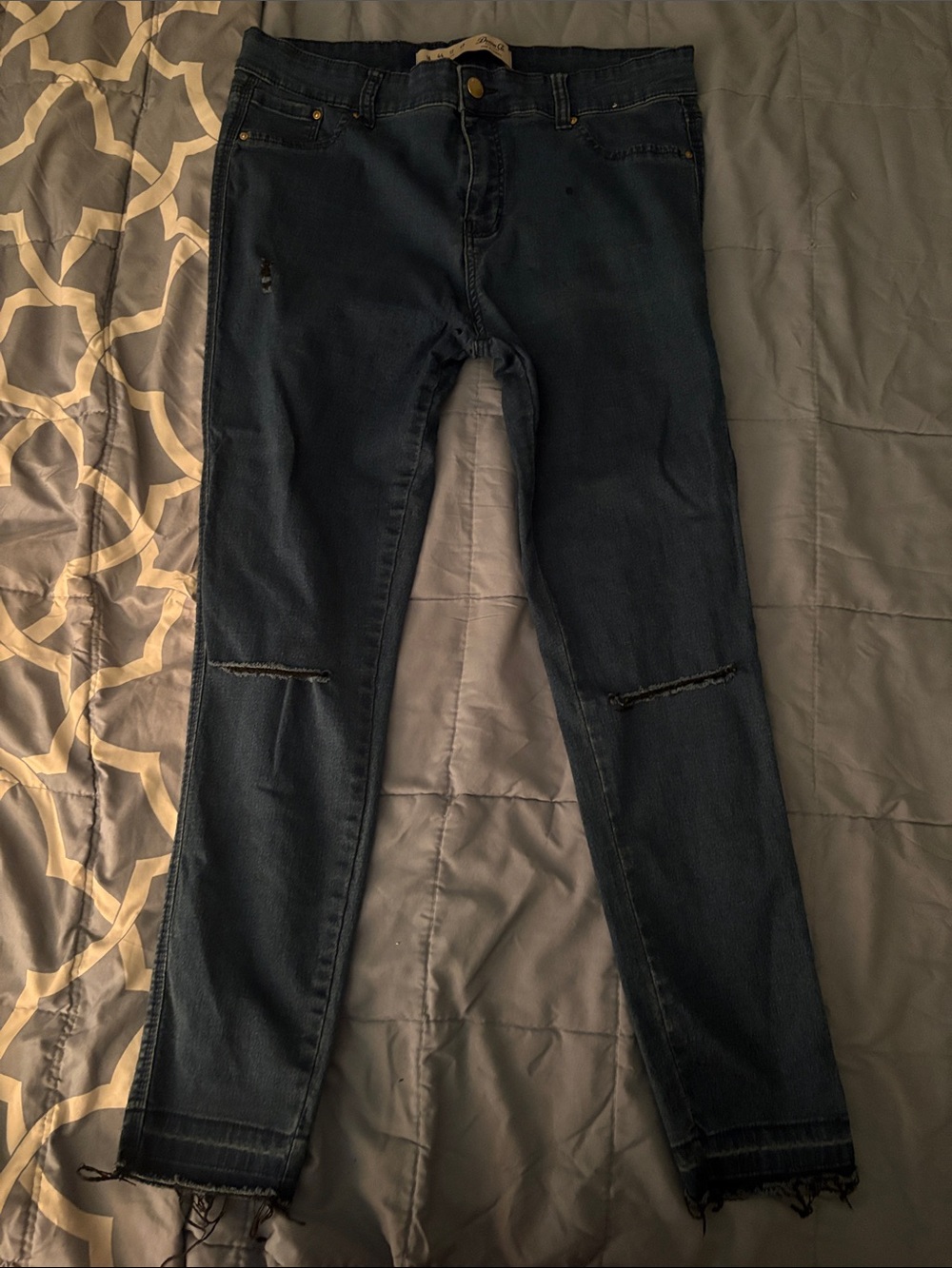 Denim&Co Women’s Dark Blue Skinny Distressed Jeans a lot of stretch